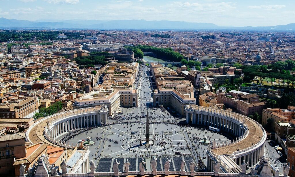 La place saint Pierre de Rome vue de puis la coupole de la Basilique.